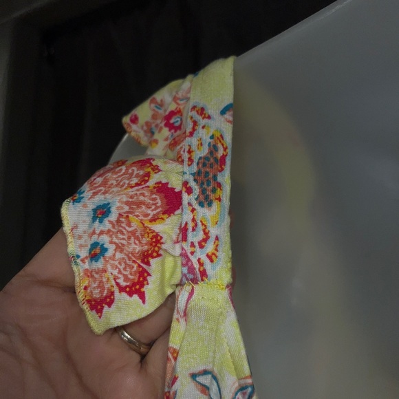 Torrid blouse size 3 yellow and multi color ruffle on shoulder good condition - Picture 6 of 7